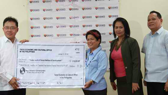 TAIWAN DONATION. DSWD Secretary Dinky Soliman and Ambassador Wang present the check donation for Yolanda survivors. Photo from DSWD
