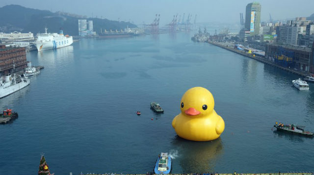 UPSET ARTIST. Florentijn Hofman, the artist behind the giant rubber duck in Taiwan, has threatened to close down the exhibit early after someone copied his design. AFP Photo