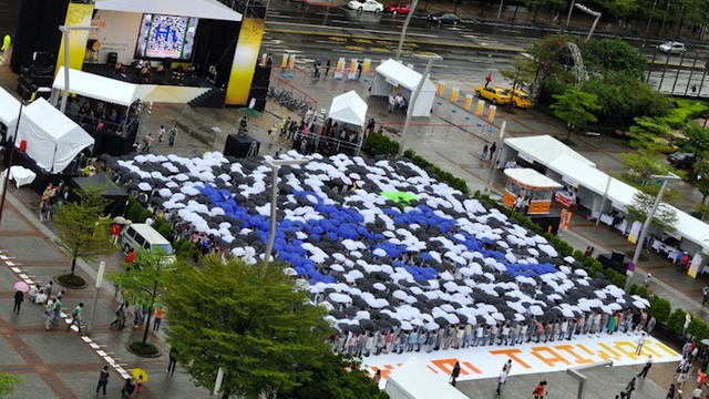 HI! FROM TAIWAN. More than 1,000 people formed the rare human 'QR code' in an event designed to promote Taiwan's image to the world cashing in on the fast rise of smartphones, the organizers said. AFP PHOTO / MANDY CHENG