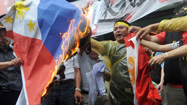 PROTEST. Angry Taiwanese fishermen set fire to Filipino flags during a protest in Taipei on May 13, 2013 against the shooting to death of a local fisherman by Philippine coastguards. AFP PHOTO / Mandy CHENG