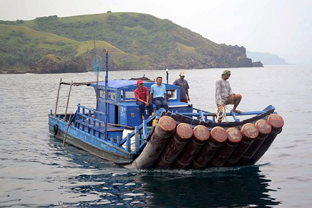 Policemen arrest Taiwanese fisherman Tsai Po (in red) on board his fishing boat in Batanes, September 5, 2013. Photo by AFP/Victor de Sagon/Philippine National Police