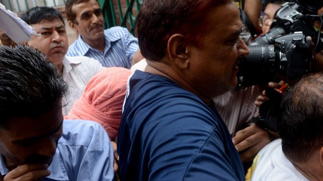 GUILTY.  Indian policemen escort the juvenile (C, in pink hood), accused in the December 2012 gang-rape of a student, following his guilty verdict at a court in New Delhi on August 31, 2013. Photo by AFP/RAVEENDRAN