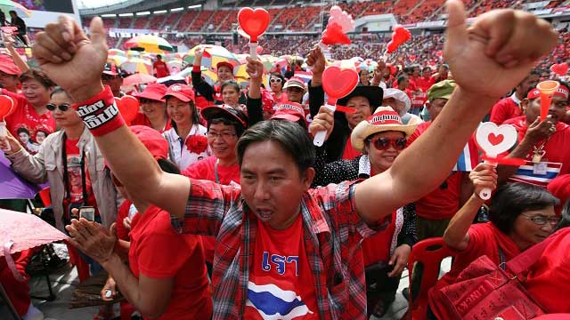PACIFISM? Red Shirt pro-Thaksin supporters cheer after the constitution court ruling, during their rally in support of the government at Rajamangala National Staduim in Bangkok, Thailand, Nov 30, 2013. Photo by Pongmanat Tasiri/EPA