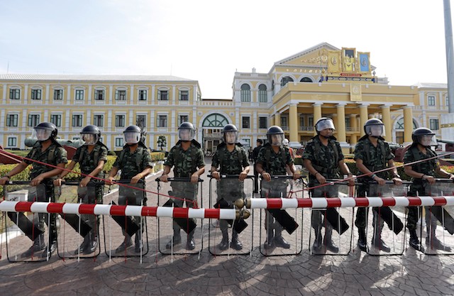 ON GUARD. Soldiers stand guard during a protest in front of the Ministry of Defense in Bangkok, Thailand, 11 November 2013. EPA/Nyein Chan Naing