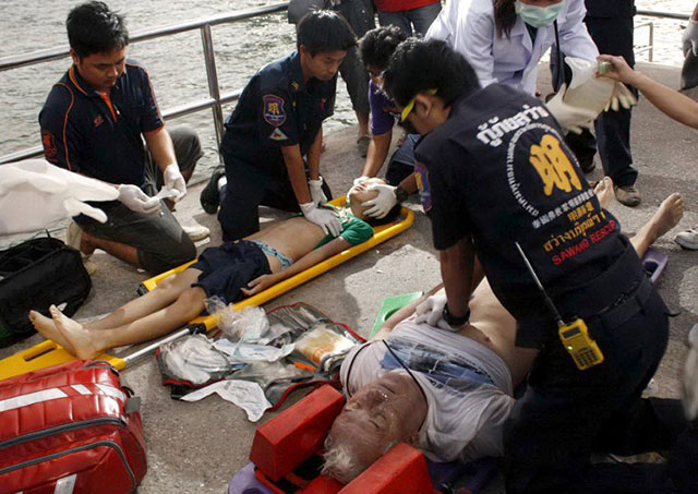 RESCUE OPERATIONS. Thai rescue personnel administer first aid and perform CPR to injured foreign tourists after a ferry sank off the coast in Pattaya on November 3, 2013. Photo by AFP