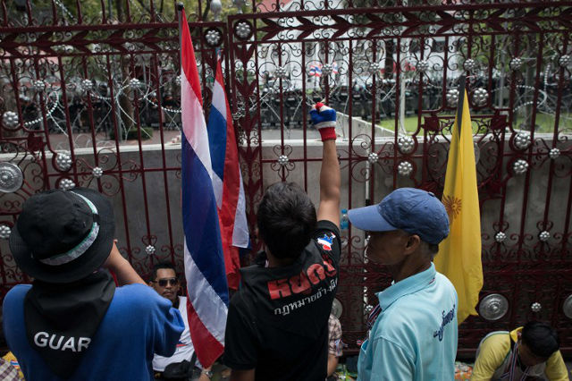PROTEST. Anti-government protesters shout slogans in front the national police headquarters during a demonstration in Bangkok on November 28, 2013. Nicolas Asfouri/AFP PHOTO