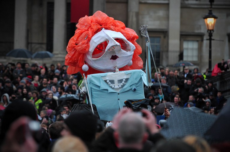 'PARTY' FOR THATCHER. An effigy of late British former prime minister Margaret Thatcher is carried during an anti-Thatcher party celebrating her death in Trafalgar Square in central London on April 13, 2013. AFP PHOTO / CARL COURT