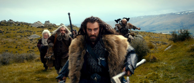 Thorin Oakenshield (Richard Armitage) runs into battle