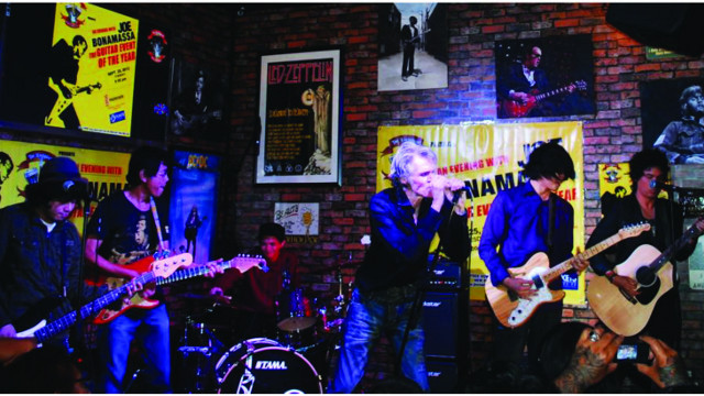 THE MEN, THE MYTHS. The Oktaves and guest vocalist Pepe Smith pierce some ears at a Hard Rock Makati gig