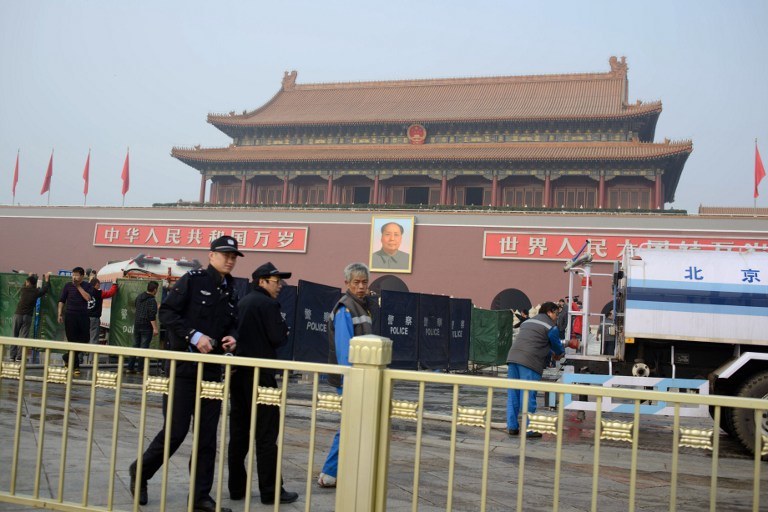 ACCIDENT SCENE. Policemen walk past barriers and fire vehicles outside Tiananmen Gate in Beijing on October 28, 2013 after a vehicle crashed near the area. AFP / Ed Jones
