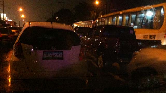 STANDSTILL. Cars stuck along EDSA have turned off their engines. Photo by Joey Hofileña.