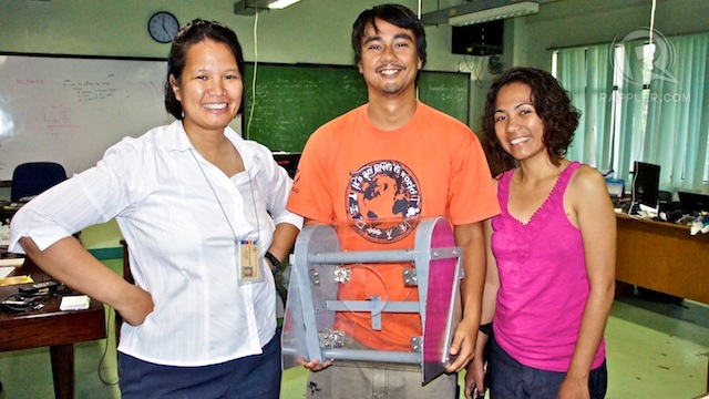 'TEAM PHILIPPINES' (L-R) Dr. Maricor Soriano, Francis Corpuz, and Laurice Dagum of the National Institute of Physics. Rappler/Ace Tamayo