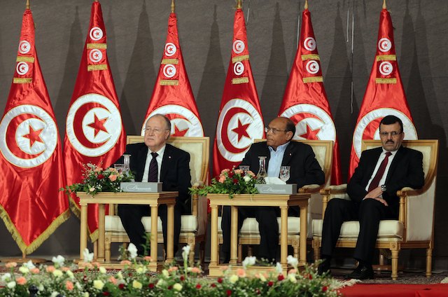 CRUCIAL MEETING. Tunisian President Moncef Marzouki (C), Tunisian Constituent Assembly President Mustapha Ben Jaafar (L) and Tunisian Prime Minister Ali Laarayedh listen during a meeting as part of the dialogues between Tunisia's ruling Islamists and the opposition at the Palais des Congres in Tunis, Tunisia, 05 October 2013. EPA/Mohamed Messara