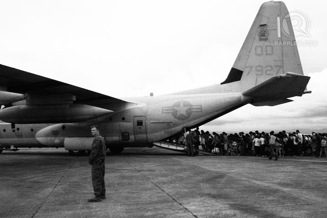 EXODUS. Typhoon victims queue to board a US military cargo aircraft in Tacloban City. Photo by Rappler/Jake Verzosa