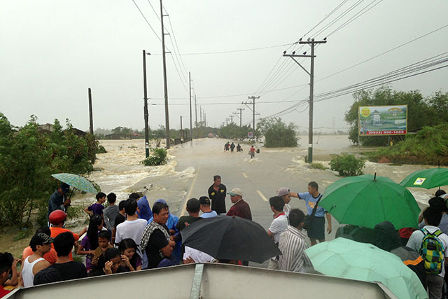 ROADS BLOCKED. A crowd of stranded Filipino motorists are seen at an unpassable road due to floods in the town of San Ildefonso, Bulacan. Photo by Dennis Sabangan/EPA