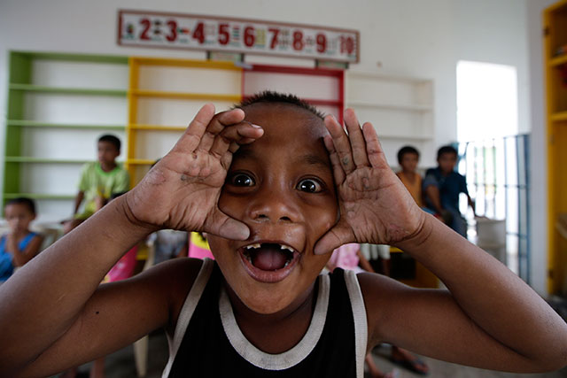 ALL SMILES. Six-year-old Jorge joins a a play therapy part of their psychosocial support to children inside a public school building turned into a temporary evacuation center in the super typhoon devastated city of Tacloban, Leyte. Photo by EPA/Dennis Sabangan