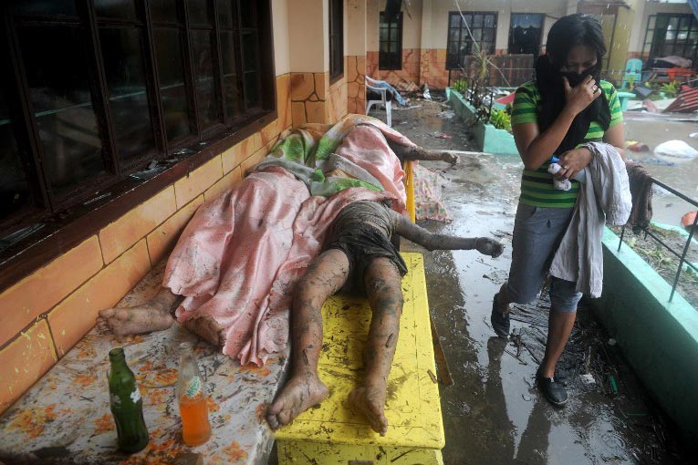 PILE OF BODIES. Dead bodies pile inside the Fisherman's Village Elementary School in Tacloban city. The school was an evacuation center before typhoon Yolanda/Haiyan. Photo by AFP/Noel Celis 