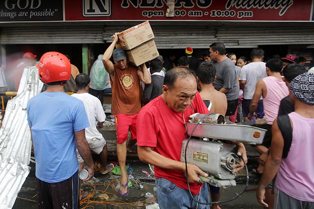 LOOTING. Some survivors in Tacloban City employed more aggressive means as they took advantage of a security vacuum there. Photo by EPA/Francis Malasig