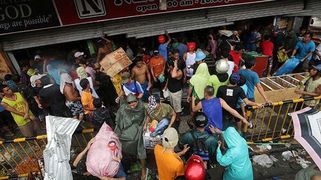 DESPERATE FOR RELIEF. Looting was reported in typhoon-hit Tacloban City after delays in the delivery of relief goods by the national government. EPA file photo by Edwin Malasig