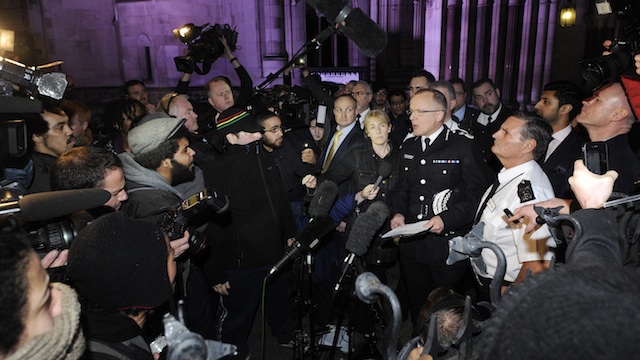FACE-OFF. Protestors (L) shout at Metropolitan Police Assistant Commissioner Mark Rowley (C) as he speaks to the media outside the High Court in central London, Britain, 08 January 2014. The man whose death sparked the London riots of August 2011, the worst in recent British history, was 'lawfully killed' by police, an inquest jury found on 08 January. Facundo Arrizabalaga/EPA