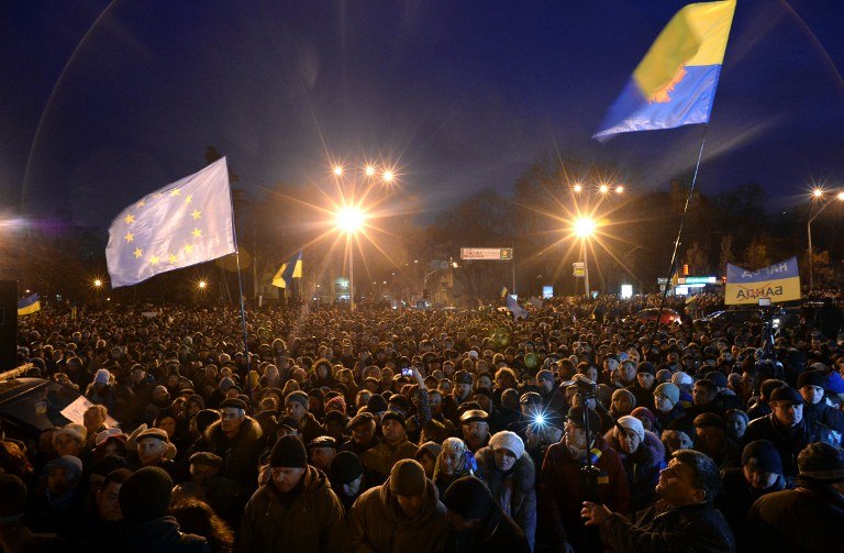 ANGER IN KIEV. Ukrainian protesters wave an EU flag as hundreds gather for an opposition rally in Mykhayllivska Square in Kiev after police dispersed protesters in Independence Square on November 30, 2013. AFP/Vasily Maximov