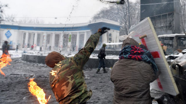 VIOLENCE. A protester hurls a molotov cocktail at the police during clashes in the center of Kiev on January 22. Photo by Sergei Supinsky/AFP 