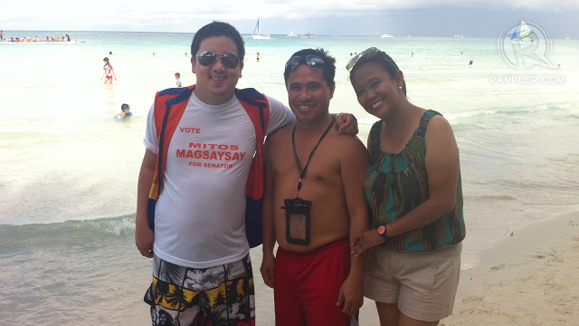 BORACAY CAMPAIGN. Zambales Rep Mitos Magsaysay’s son, Anton (left), and Nancy Binay pose with tourists in Boracay on the sidelines of UNA’s Western Visayas leg. Photo by Rappler/Ayee Macaraig 
