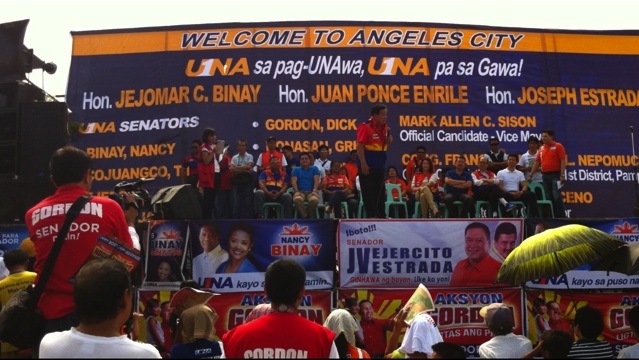 WHY BASH? Former Sen Richard Gordon hits the Liberal Party for its penchant of bashing ex-President and Pampanga Rep Gloria Arroyo. Gordon is onstage in a sortie at the Angeles Public Market. RAPPLER/Ayee Macaraig