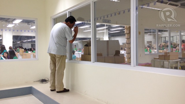 UNA'S WATCHER. Jojo Maximo spent 8 hours a day to watch ballot-printing at NPO. Photo by Rappler/Paterno Esmaquel II
