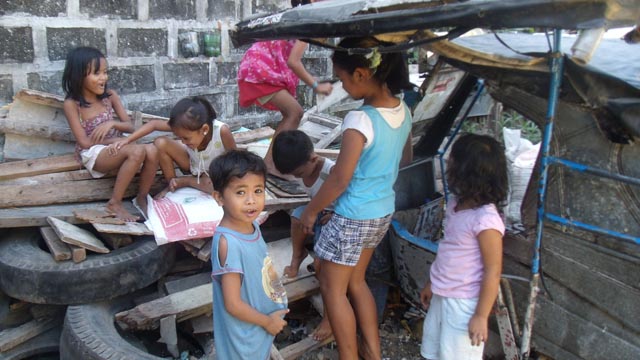 CLOSE ATTENTION. The UN plans to end child deaths from diarrhea and pneumonia. Rappler file photo