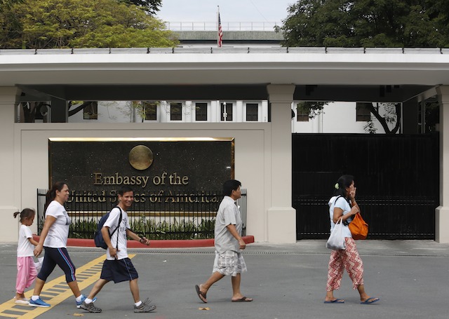 CONSULAR SERVICES STILL OK. The impending partial shutdown of the US government won't hit visa applications for people planning to visit the United States. In this photo, Filipinos walk past the United States embassy in Manila, Philippines 07 July 2013.  EPA/Rolex Dela Peña