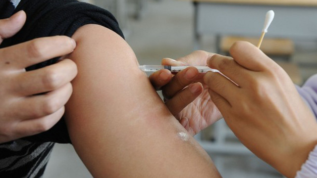 VACCINE. A nurse inoculates a man with swine flu vaccine. Photo from AFP