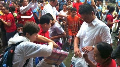 RELIEF AND RECOVERY. Red Cross Philippines joins Valenzuela City relief efforts for flood-stricken families. Photo  by Voltaire Tupaz
