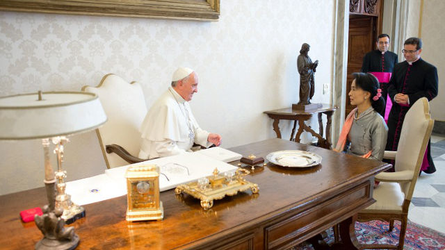 TALKING PEACE. Aung San Suu Kyi talks with Pope Francis at a private audience at the Vatican. AFP PHOTO / OSSERVATORE ROMANO / FRANCESCO SFORZA