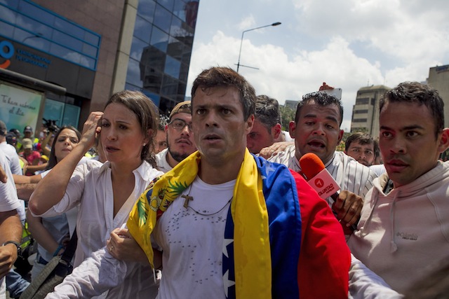 ON TRIAL. In this file photo, opposition Venezuelan leader Leopoldo Lopez (C) is surrounded by supporters before surrendering to the Venezuelan National Guard (GNB, military police) at Caracas Plaza, in Caracas, Venezuela, 18 February 2014. Boris Vergara/EPA