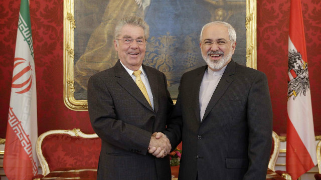 NUCLEAR TALKS. Austrian President Heinz Fischer (L) welcomes Iranian Foreign Minister Mohamad Javad Zarif (R), at the Hofburg in Vienna, Austria, 15 May 2014. Photo by Peter Lechner/EPA