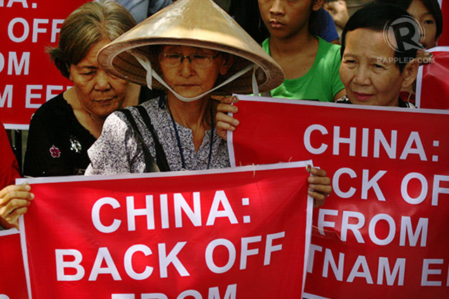 JOINING FORCES. Filipino and Vietnamese protesters stage a rally in front of the Chinese consulate in Makati City. Photo by Jose Del/Rappler