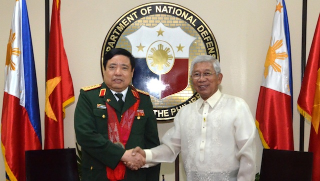 ALLIES: Vietnam Defense Minister Gen Phung Quang Thanh with Philippine Defense Secretary Voltaire Gazmin. Photo from the Department of National Defense.