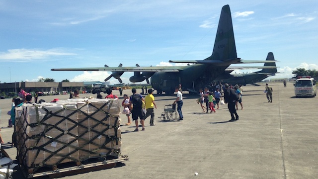 EVACUEES: Typhoon survivors arrive at the Villamor airbase. Photo by Carmela Fonbuena/Rappler