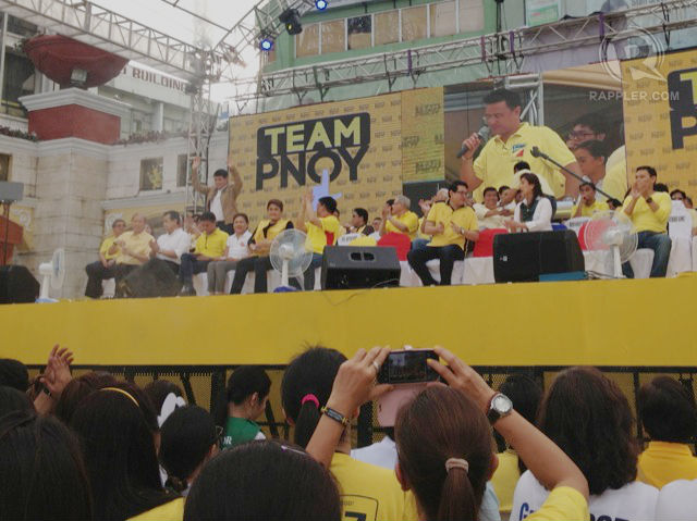 TEAM PLAYER. Senator Manny Villar, once the top contender for the president's office, showed his support for his wife and fellow members of the Nacionalista Party at the Team PNOY proclamation rally. 