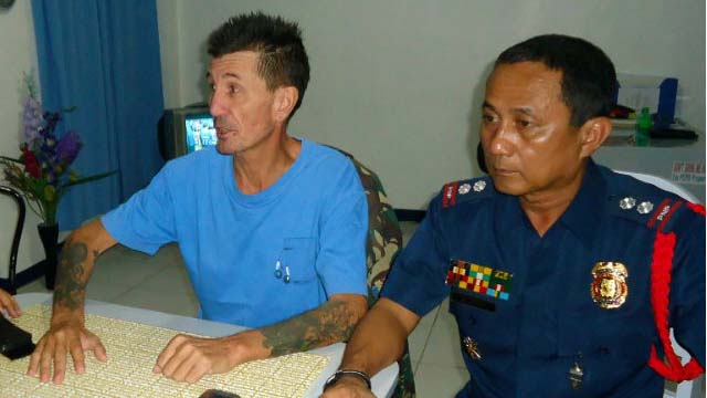 RELEASED. Kidnapped Australian national Warren Rodwell (L) sits next to Philippine police superintendent Jilius Munez (R) at the police station in Pagadian City, in southern island of Mindanao early March 23, 2013, shortly after his release. The Abu Sayyaf released Australian Warren Rodwell, more than 14 months after kidnapping him from his home in Zamboanga, the military said on March 23. AFP PHOTO / Jong Cadion