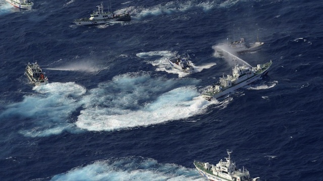 EAST CHINA SEA TENSION. A Japan Coast Guard vessel (R) sprays water against Taiwanese fishing boats, while a Taiwanese coast guard ship (L) also sprays water in the East China Sea near Senkaku islands as known in Japanese or Diaoyu Islands in Chinese on September 25, 2012. AFP PHOTO / YOMIURI SHIMBUN JAPAN OUT