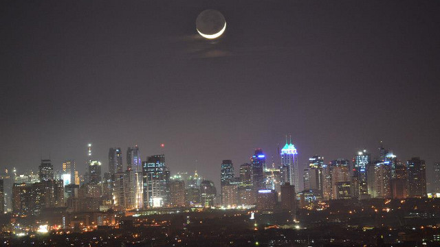 LOOK UP WHEN YOU CAN. Every night can be as beautiful as this, when a waxing crescent moon is over the city. Photo by Ramon Acevedo