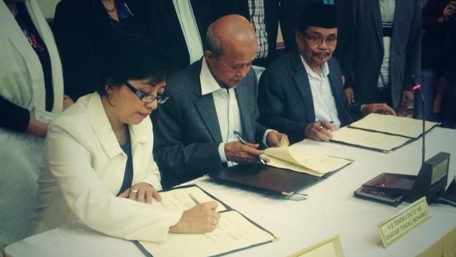 BREAKTHROUGH. Government peace panel chair Miriam Coronel-Ferrer, Malaysian facilitator Tengku Dato Ab Ghafar Tengku Mohamed and MILF peace panel chair Mohagher Iqbal sign the wealth-sharing annex and joint statement. Photo from OPAPP