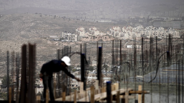 CONTENTIOUS ISSUE. A Palestinian construction worker at a building site in the Jewish settlement of Ramt Shlomo, near the Arab neighborhood of Beit Hanina, East Jerusalem, 30 October 2013. EPA/Abir Sultan