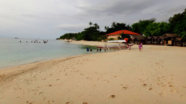 PRISTINE. White Beach’s powdery sand is fit for barefoot walking
