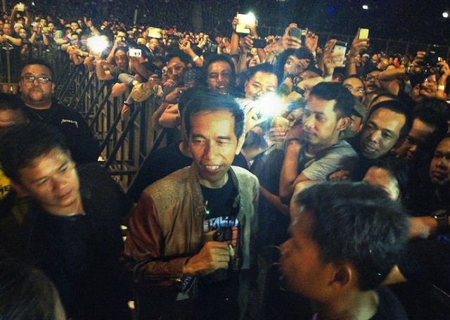 INDONESIA'S NEXT PRESIDENT? Jakarta Governor Joko Widodo (C), is mobbed by rock fans as he arrived to watch a concert of the rock band Metallica at the Bung Karno stadium in Jakarta, August 25, 2013. AFP / Olivia Rondonuwu