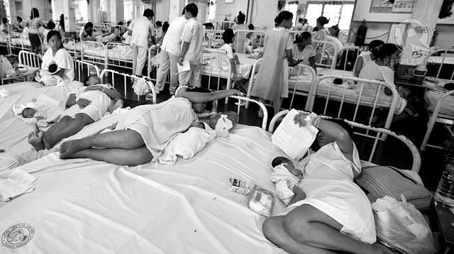 SHARED BEDS. Mothers make do with limited resources that government hospitals like Fabella can offer. File photo by Rick Rocamora