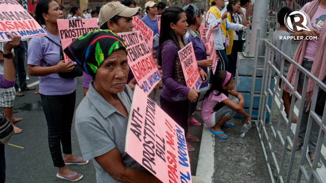 WOMEN'S ISSUES. Demonstrators line Mendiola to call for a focus on women's issues.