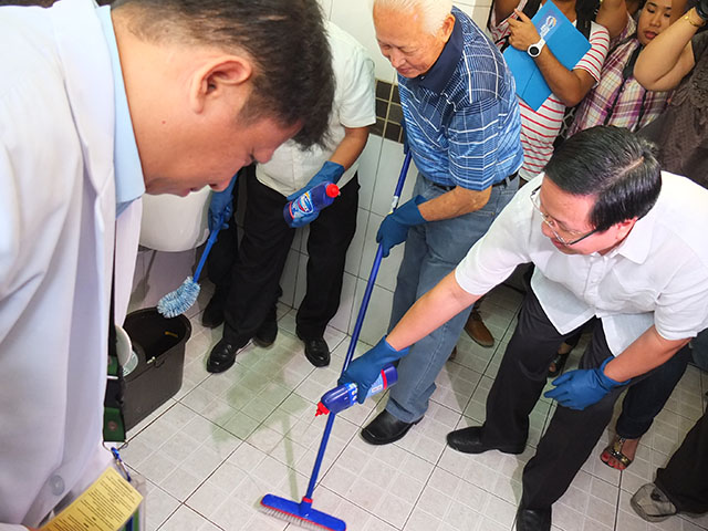 PARTNERSHIP. Mayor Alfredo Lim and Unilever Vice President for Corporate Affairs Chito Macapagal clean a public bathroom in San Lazaro Hospital, Manila. Photo by Pia Ranada